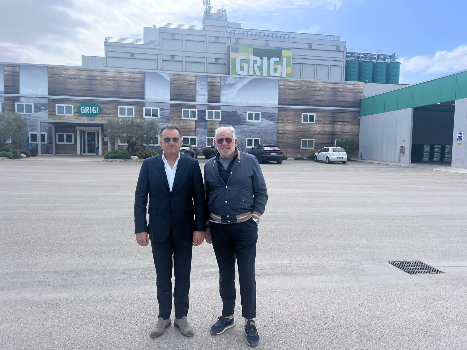 Marco_e_Luciano_Grigi_davanti_stabilimento.png